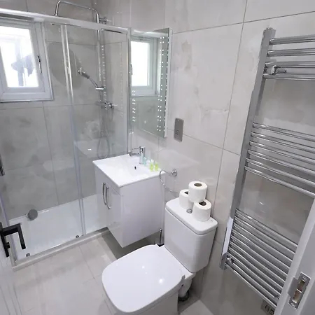 Spacious 4Bedroom Apartment At Prime Market Street, Watford Watford  Exterior photo