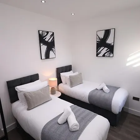 Spacious 4Bedroom Apartment At Prime Market Street, Watford Watford  Exterior photo