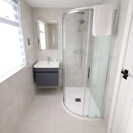 Spacious 4Bedroom Apartment At Prime Market Street, Watford Watford  Exterior photo
