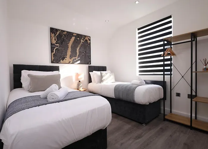 Spacious 4Bedroom Apartment At Prime Market Street, Watford