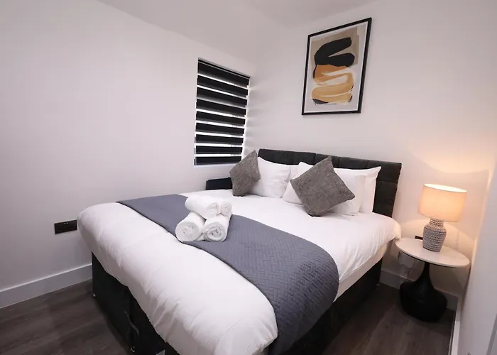 Spacious 4Bedroom Apartment At Prime Market Street, Watford
