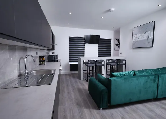 Spacious 4Bedroom Apartment At Prime Market Street, Watford