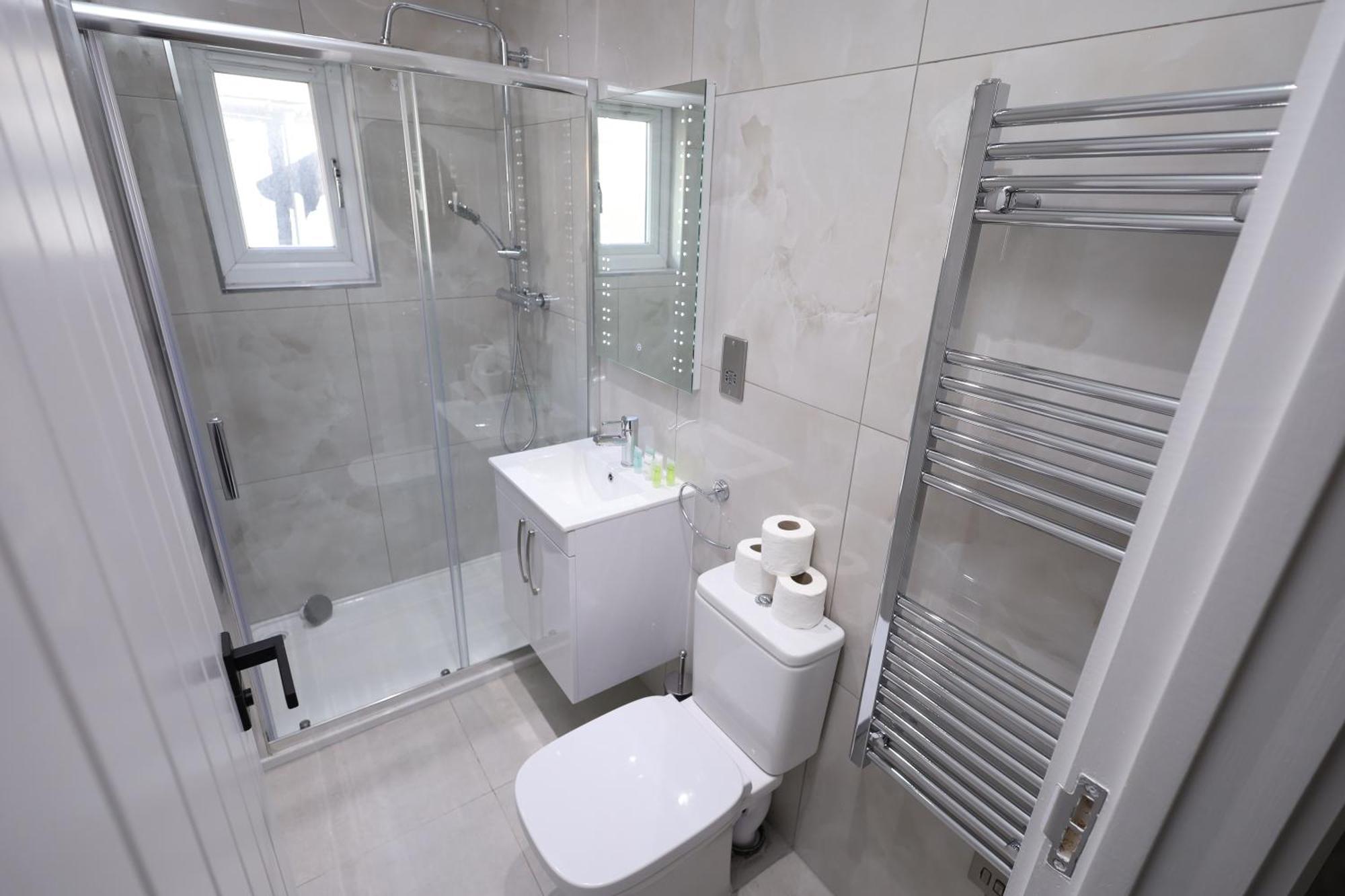 Spacious 4bedroom At Prime Market Street, Watford *